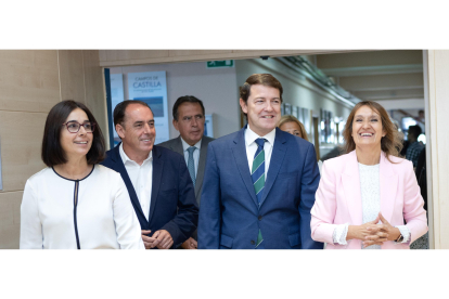 Alfonso Fernández Mañueco y la consejera de Educación, Rocío Lucas, en la inauguración del curso escolar en Soria.-ICAL