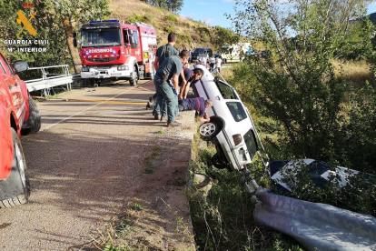 Agentes auxilian a los ocupantes de un vehículo que tuvo una salida de la vía y se quedó suspendido de un puente en Cervera. - GUARDIA CIVIL DE PALENCIA