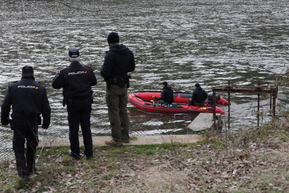 El Grupo Especial de Operaciones continúa la búsqueda del joven desaparecido ayer en el río Duero. | ICAL