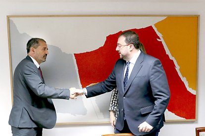 El presidente del Principado, Adrián Barbón, saluda al secretario general de Infraestructuras, Javier Flórez.- ICAL