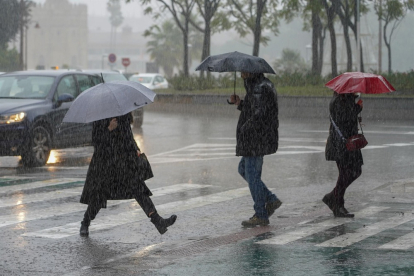 Gente pasea bajo la lluvia. Imagen de archivo | E. M.