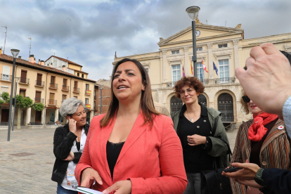 La candidata del PSOE a la Alcaldía de Palencia, Miriam Andrés, atiende a los medios de comunicación.- ICAL