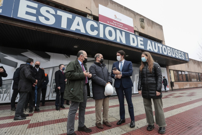 El consejero de Fomento y Medio Ambiente en funciones, Juan Carlos Suárez-Quiñones, visita el estado de las obras de la estación de autobuses de León.- ICAL