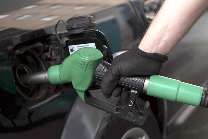 Un trabajador de una estación de servicio suministra combustible a un coche en una gasolinera de Segovia. ICAL