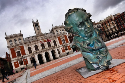 Estatuilla de Goya en la plaza Mayor de Valladolid.-E. M.