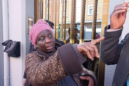 La mujer del marinero ghanés fallecido en el Villa Pitanxo, Rose Obuadey, visiblemente afectada a las puertas de su domicilio en Miranda de Ebro.- E. PRESS