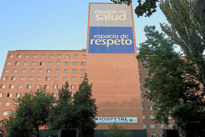 Fachada del Hospital Clínico Universitario de Valladolid. / J.M. LOSTAU
