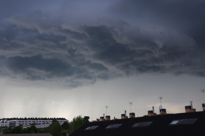 Imagen de archivo de nubes de tormenta en Arroyo de la Encomienda (Valladolid).- ICAL