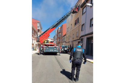 Numerosos efectivos intervienen en el incendio de una vivienda en el barrio de la Sal en San Andrés del Rabanedo (León) / ICAL