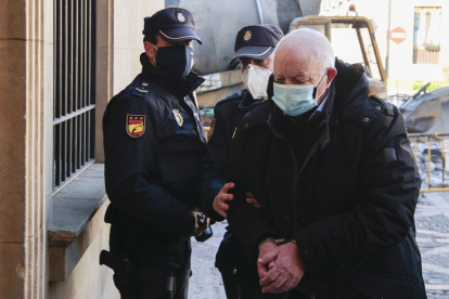 Primera sesión del juicio contra el Policía Nacional jubilado acusado de matar de un disparo a su mujer y herir a un vecino en 2018 en Astorga.- ICAL