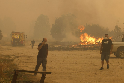 Vecinos de la localidad abulense de Sotalbo son desalojados por la cercanía del incendio forestal originado en Navalacruz (Ávila).- ICAL