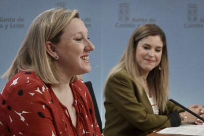 La consejera de Familia e Igualdad de Oportunidades, Isabel Blanco junto a Estela López García, directora general de Juventud. - ICAL