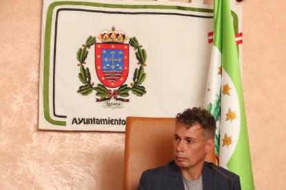 Pleno de Constitución del Ayuntamiento de Villablino (León), en el que ha sido elegido como alcalde el socialista Mario Rivas.- ICAL