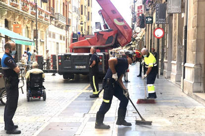 Los bomberos de León intervienen tras la caída de cascotes de un inmueble de la calle Ancha.- ICAL.