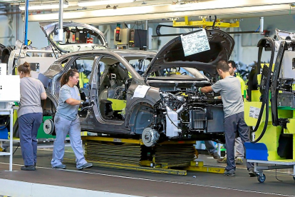Trabajadores en la planta de carrocerías de Renault en Valladolid. E.M.
