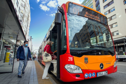 Un autobús de Burgos en una imagen de archivo. SANTI OTERO