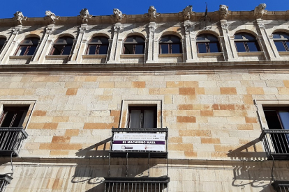 Pancarta instalada en el Palacio de los Guzmanes contra la violencia de género. | ICAL