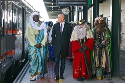 El alcalde de León, José Antonio Diez, recibe a los Reyes Magos que llegan en tren desde Oriente. ICAL