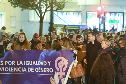 El secretario general del PSOE de Castilla y León, Luis Tudanca, participa en la manifestación por el Día Internacional de la Eliminación de la Violencia hacia las Mujeres de Burgos. - ICAL