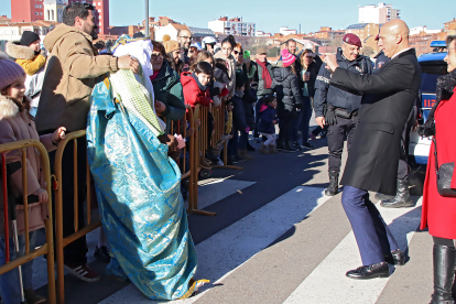 El alcalde de León, José Antonio Diez, recibe a los Reyes Magos que llegan en tren desde Oriente. ICAL