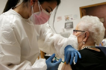 Vacunación de personas mayores en Castilla y León, en una imagen de archivo. -ICAL