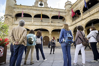 Un grupo de turistas visita uno de los monumentos emblemáticos de la localidad salmantina de Ciudad Rodrigo. -ICAL