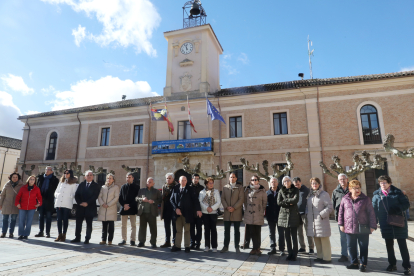 Minuto de silencio por los guardias civiles de Barbate en Carrión de los Condes, Palencia, con la presencia del consejero de Cultura, Gonzalo Santonja - ICAL