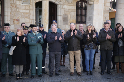 Minuto de silencio por los guardias civiles de Barbate en Zamora - ICAL