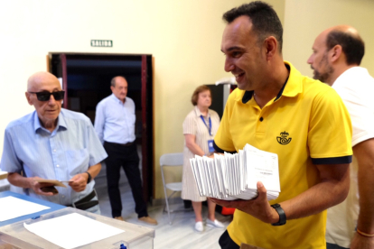 Un cartero de Correos entrega los votos en una mesa electoral de Castilla y León.-ICAL