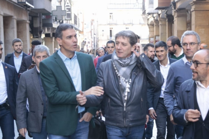 Sánchez junto al alcalde de Soria en El Collado. GONZALO MONTESEGURO