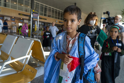 Llegada de 136 niños saharauis al aeropuerto de Valladolid para pasar el verano con familias de Castilla y León, en el marco de Vacaciones en Paz.- Ical
