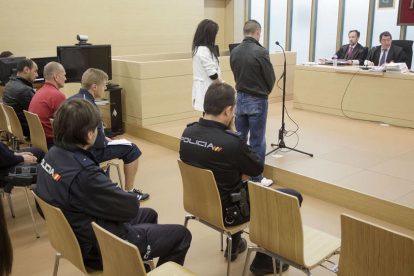 Romeo Anisim, sentado con pantalón corto, y los otros tres acusados durante el juicio celebrado en mayo de 2013 en la Audiencia de Burgos. C.B.