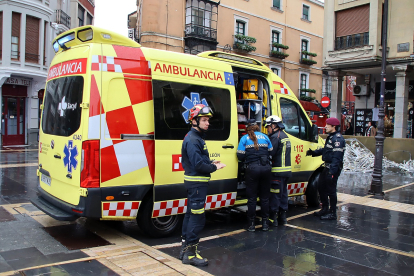 Herido leve un hombre de 47 años tras el desprendimiento del cableado de las luces de navidad en León. -ICAL