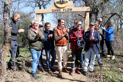 El consejero de Medio Ambiente, Vivienda y Ordenación del Territorio, Juan Carlos Suárez-Quiñones, visita el circuito del Centro de MTB Zona Alfa León en la localidad de La Pola de Gordón. ICAL