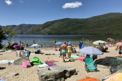 Turistas en una de las playas del Lago de Sanabria