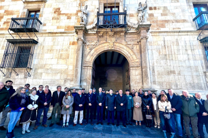 Minuto de silencio por los guardias civiles de Barbate en León con la presencia del presidente de la junta, Alfonso Fernández Mañueco- ICAL