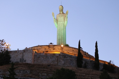 El Cristo del Otero en Palencia iluminado en verde en una imagen de archivo. -ICAL