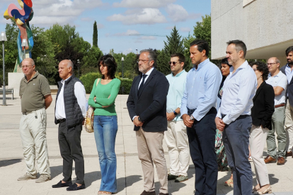 Las Cortes guardan un minuto de silencio contra el asesinato de una mujer en Béjar.- ICAL