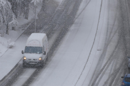 La nieve dificulta la circulación en las carreteras de Castilla y León. - EUROPA PRESS