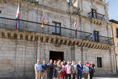 Minuto de silencio en el Ayuntamiento de Ponferrada por el asesinato machista en Béjar (Salamanca).- ICAL
