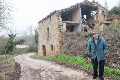 Severino Ruiz en su antiguo pueblo de Bárcena de Bureba, en Burgos, comprado por una pareja holandesa. -ICAL
