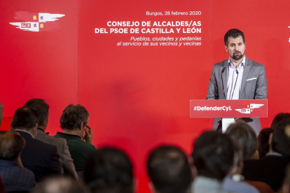 El secretario regional del PSOE, Luis Tudanca, participó ayer en el Consejo de Alcaldes celebrado en Burgos. - SANTI OTERO