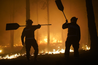 Equipo de extinción en el incendio de la Sierra de la Culebra. -ICAL
