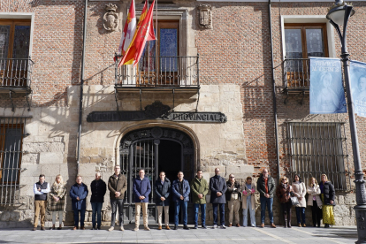 Minuto de silencio por los guardias civiles de Barbate en la Diputación de Valladolid - ICAL