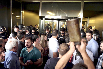 Manifestación de ganaderos a las puertas de la Delegación de la Junta en Salamanca. ICAL