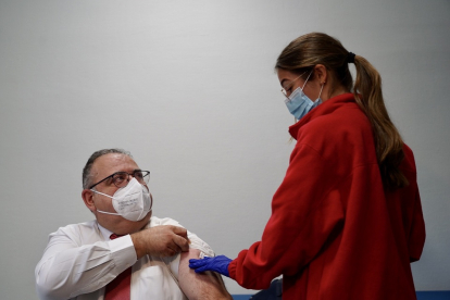 El consejero de Sanidad, Alejandro Vázquez, recibe la vacuna contra la gripe. ICAL
