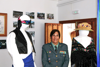 La guardia civil Mercedes Martín, en el museo etnográfico de la localidad abulense de Hoyocasero.- ArgiComunicación