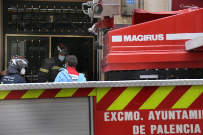 Imagen de archivo de los bomberos interviniendo en una vivienda de Castilla y León. / E.M.