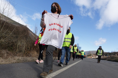 Primera etapa de la marcha en defensa de la sanidad pública Laciana-Bierzo (Villablino-Ponferrada). -ICAL