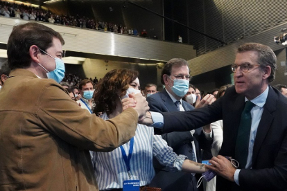Alfonso Fernández Mañueco saluda a Alberto Núñez Feijóo en el Congreso nacional del PP.- ICAL